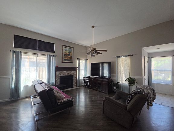 5th image of 10253 Las Casitas Ct NE