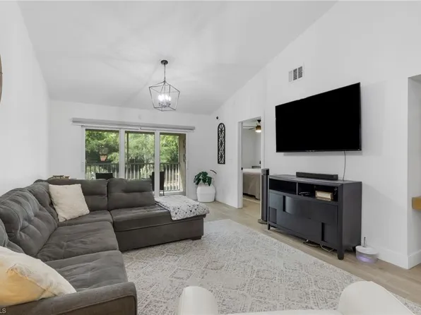 241 Robin Hood CIR #202, NAPLES, FL 34104