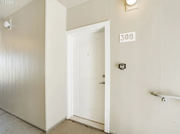1400 N Kilpatrick St Unit 308, Portland, OR 97217