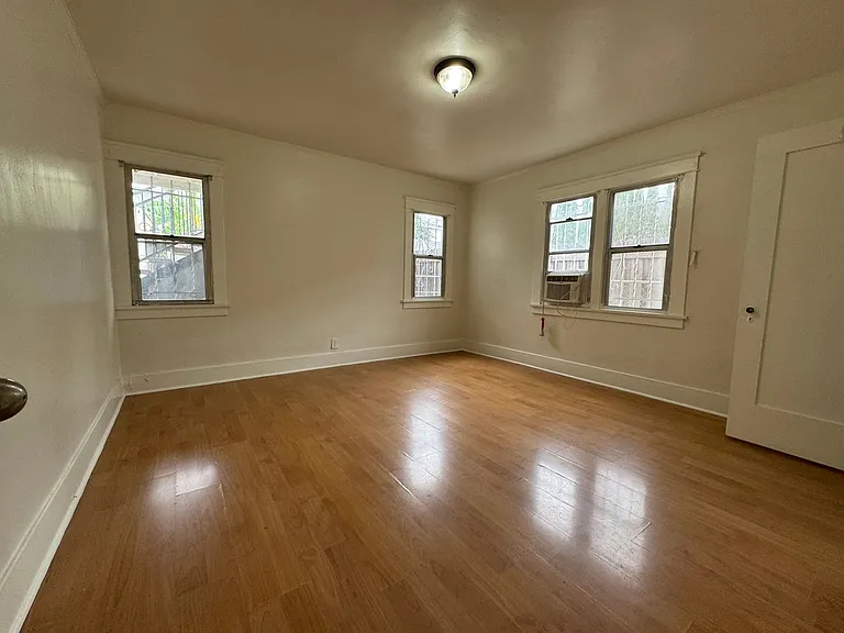 1855 S Redondo Blvd — Photo 15