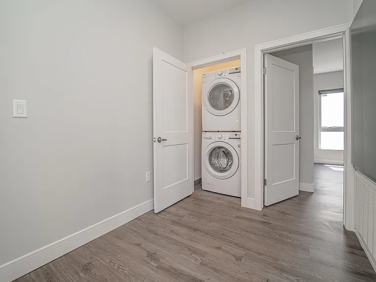 4526 1/2 Saint Charles Pl — Photo 16