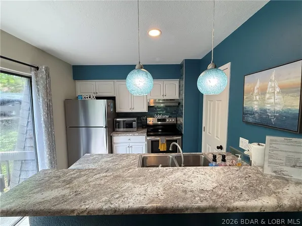 252 Walkers Cay Dr, Osage Beach, MO 65065