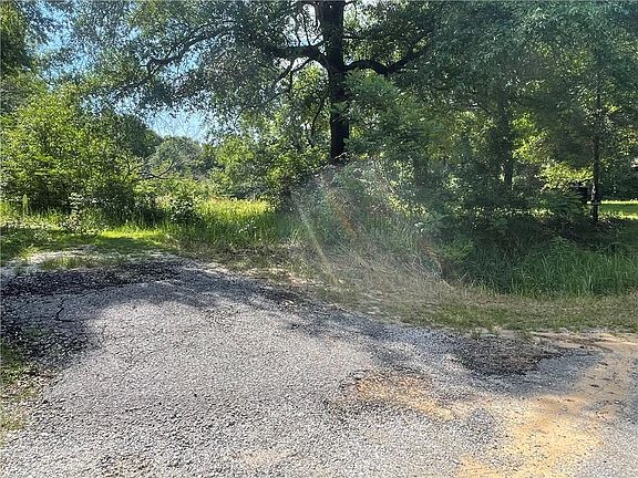4th image of 7650 N Woods Dr