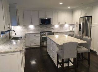 2039 Ridge Rd, White Lake, MI 48383