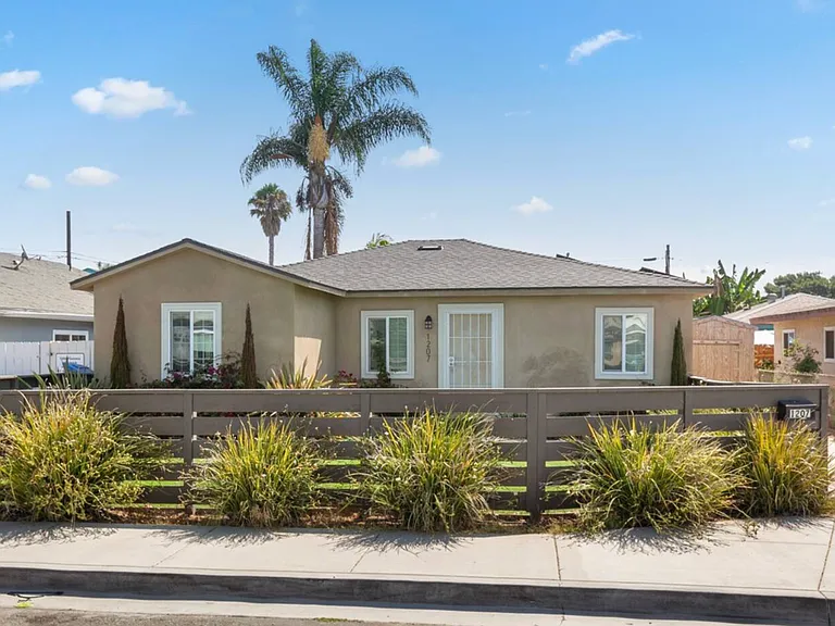 1207 Florence St — Photo 1