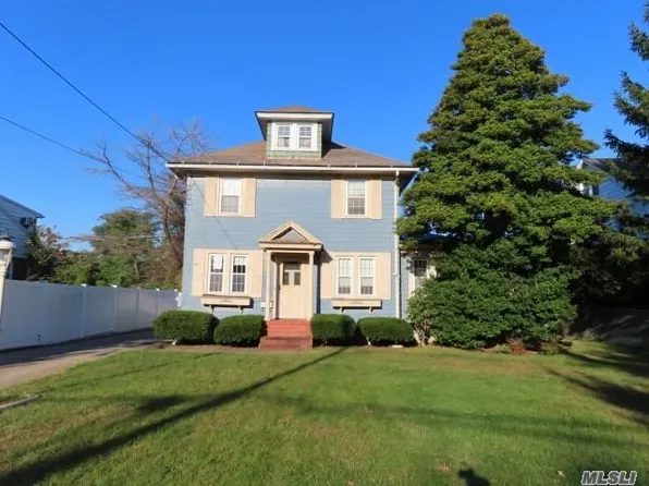 41 Lanier Ln, Bay Shore, NY 11706