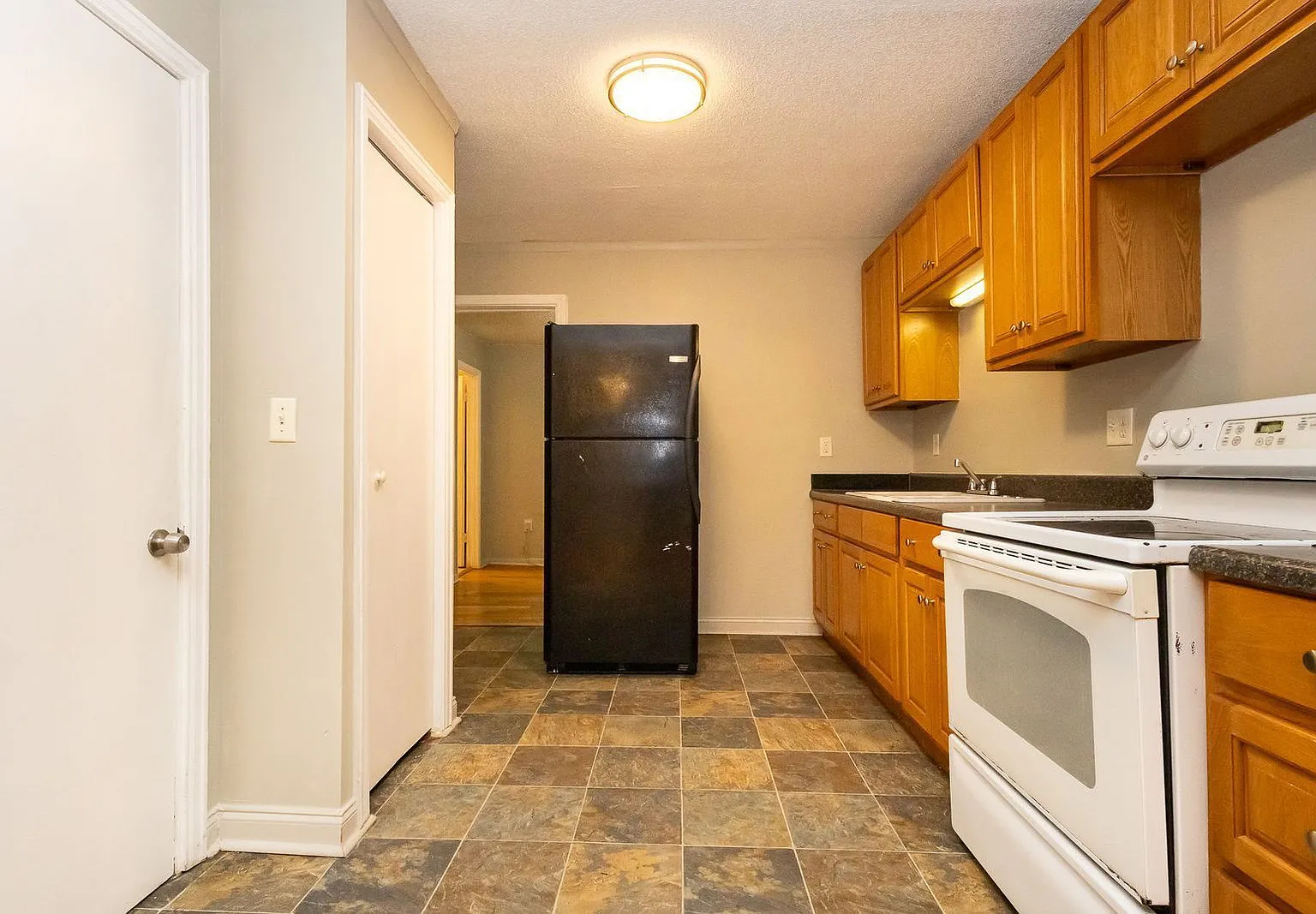 1 bed, 1.0 bath, $745 — Photo 2