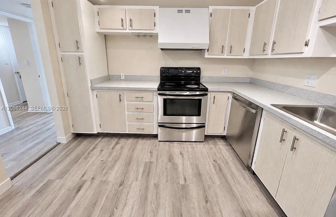 Admirals Port Condo West — Photo 3