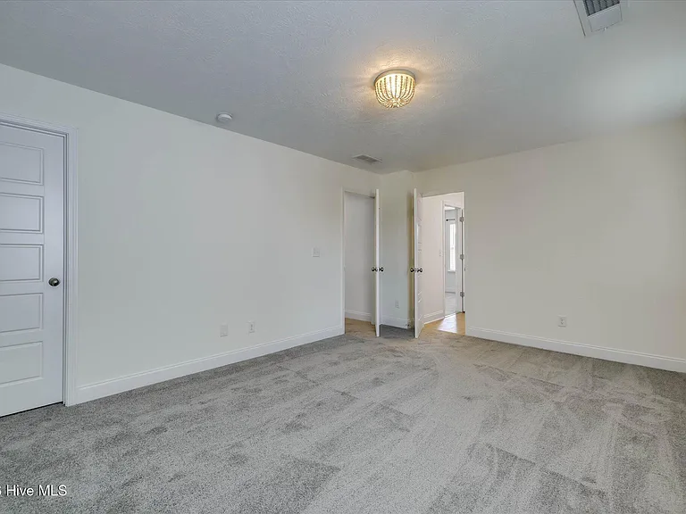 711 Courtland Ln — Photo 40