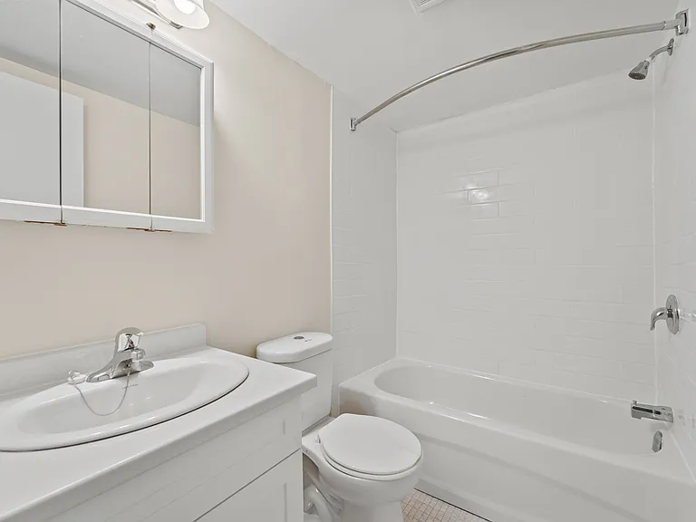 2255 University Ave W — Photo 15