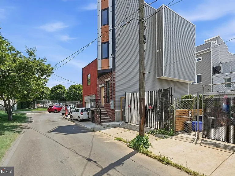 2440 E Harold St — Photo 15
