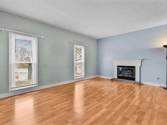 5th image of 8 Knoll Brook Ct