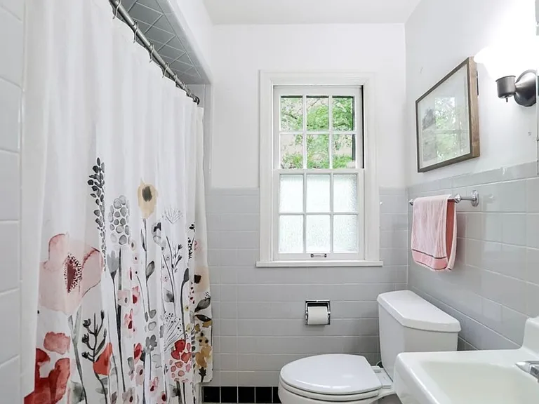 477 Robinson St — Photo 7