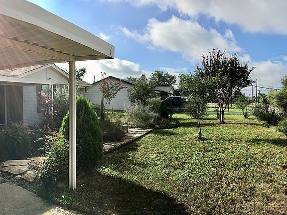 5th image of 702 Magnolia Dr