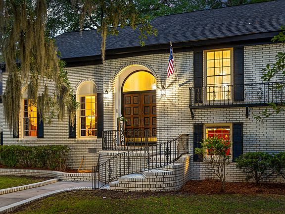 3rd image of 111 Seven Oaks Ln