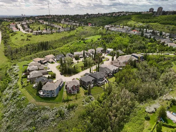 70 SE Patterson Close SW, Calgary, AB T3H 3K2