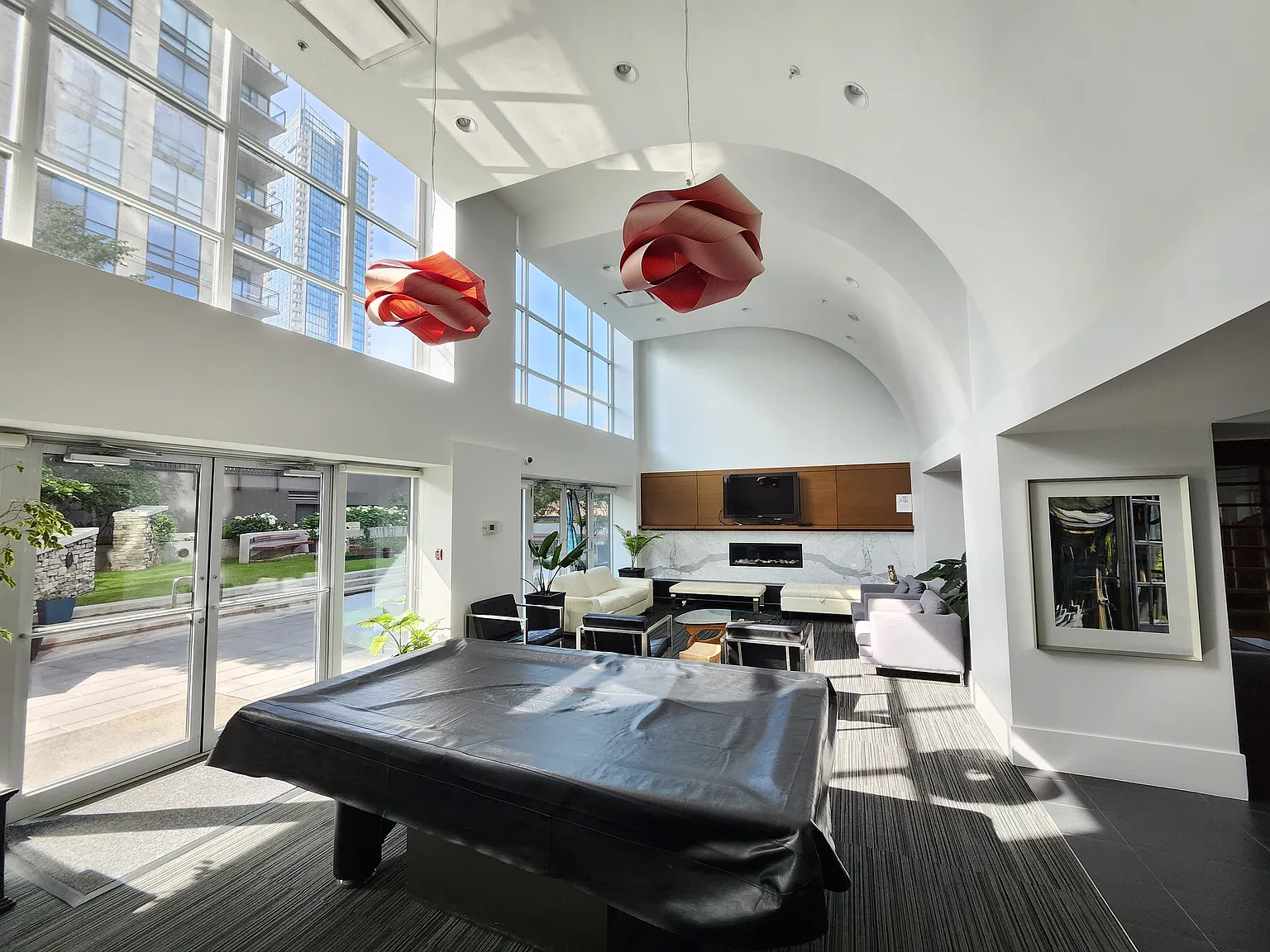 "Luna Building" - One Bedroom Plus Den And Workstation In Great Building — Photo 4