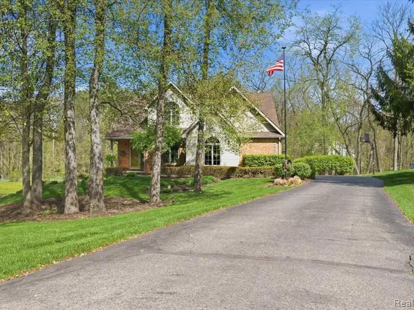 7042 Autumn Wood Dr, Brighton, MI 48116