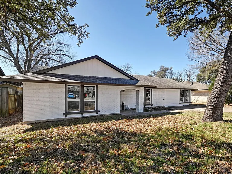 1017 Cripple Creek Dr — Photo 2