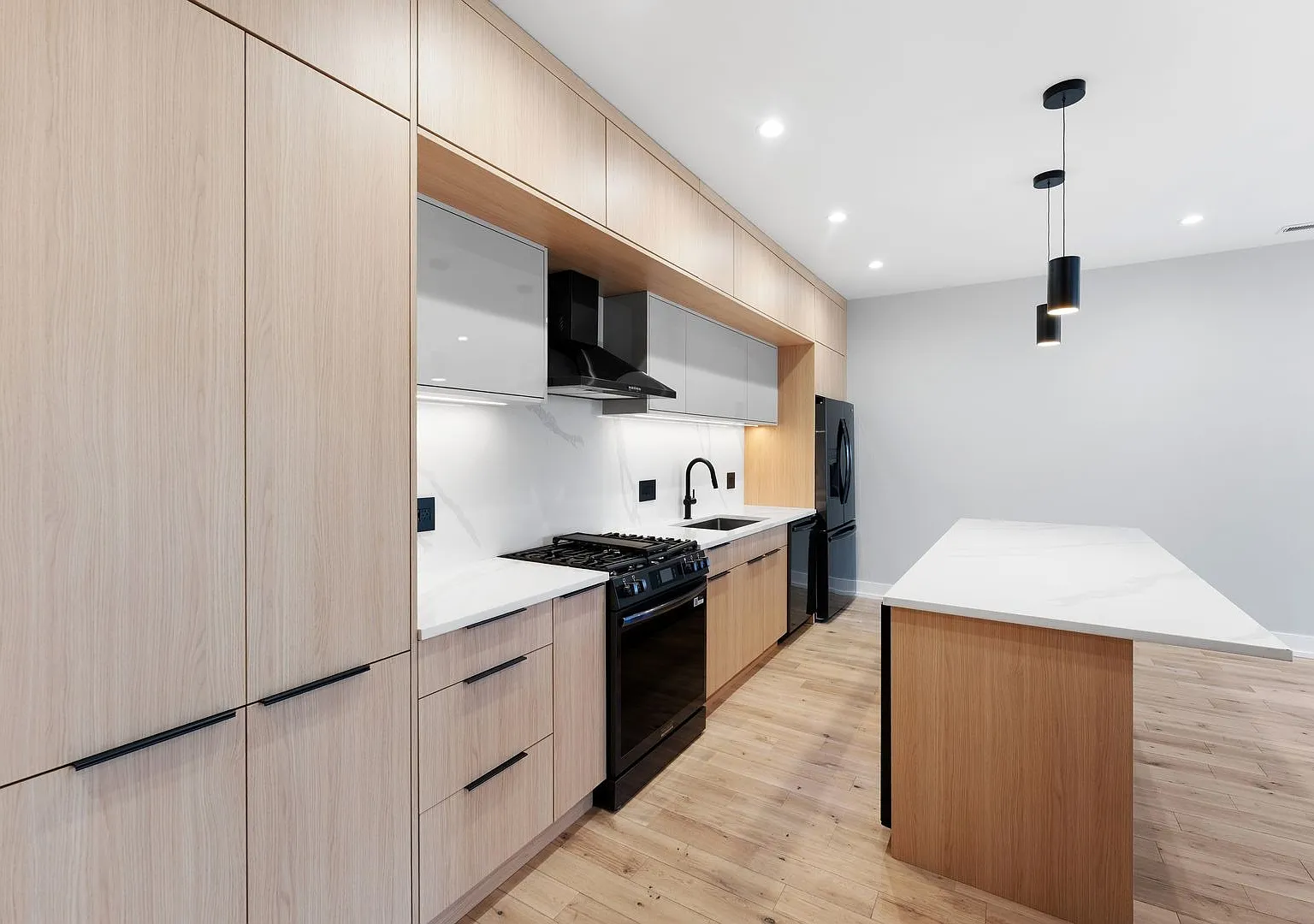 3 bed, 1600 sqft, $3,700 — Photo 3
