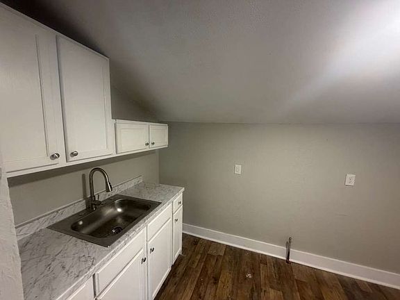 5th image of 1043 S Bell St #1