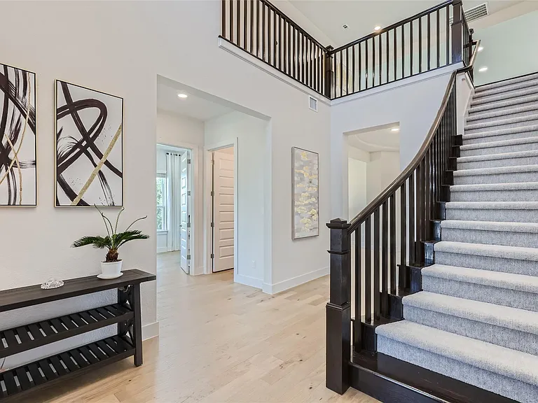 704 Palamos Dr — Photo 4