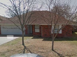 302 Freedom Ln, Arlington, TX 76002
