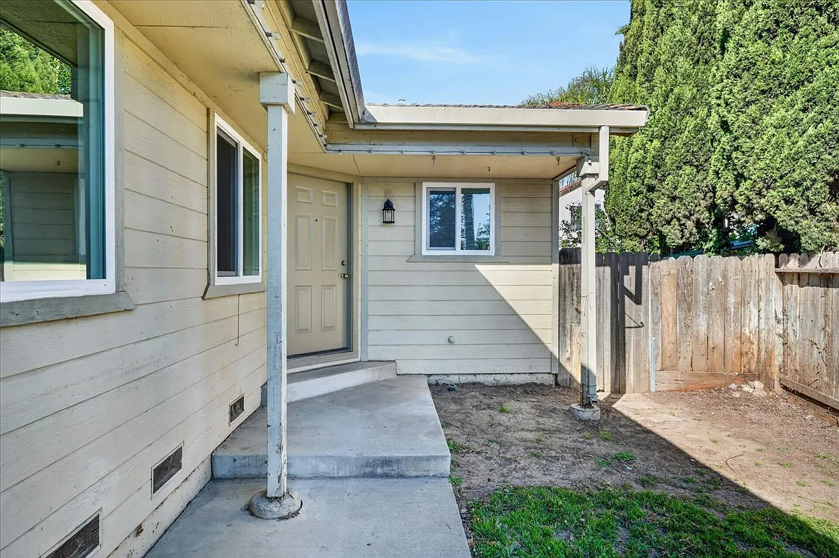 Photo 2 of 24 - 521 Spring Dr #A - Hollister, CA Building Photo - 521 Spring Dr #A