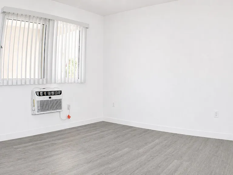 13437 Victory Blvd — Photo 6