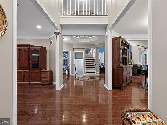 3rd image of 16 Foxwood Blvd