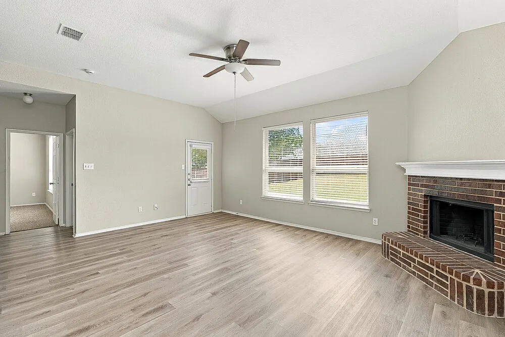 4 bed, 2.5 bath, 2845 sqft, $2,580 — Photo 4