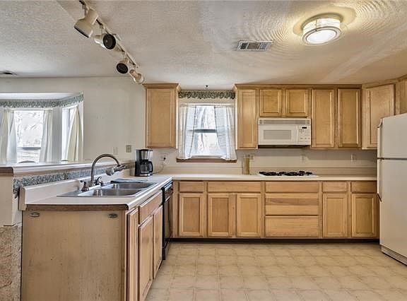 3rd image of 622 NW 144th St
