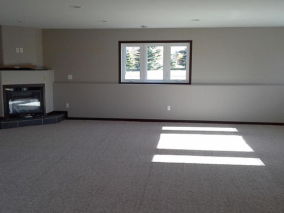 4th image of 900 Lindsey Ln