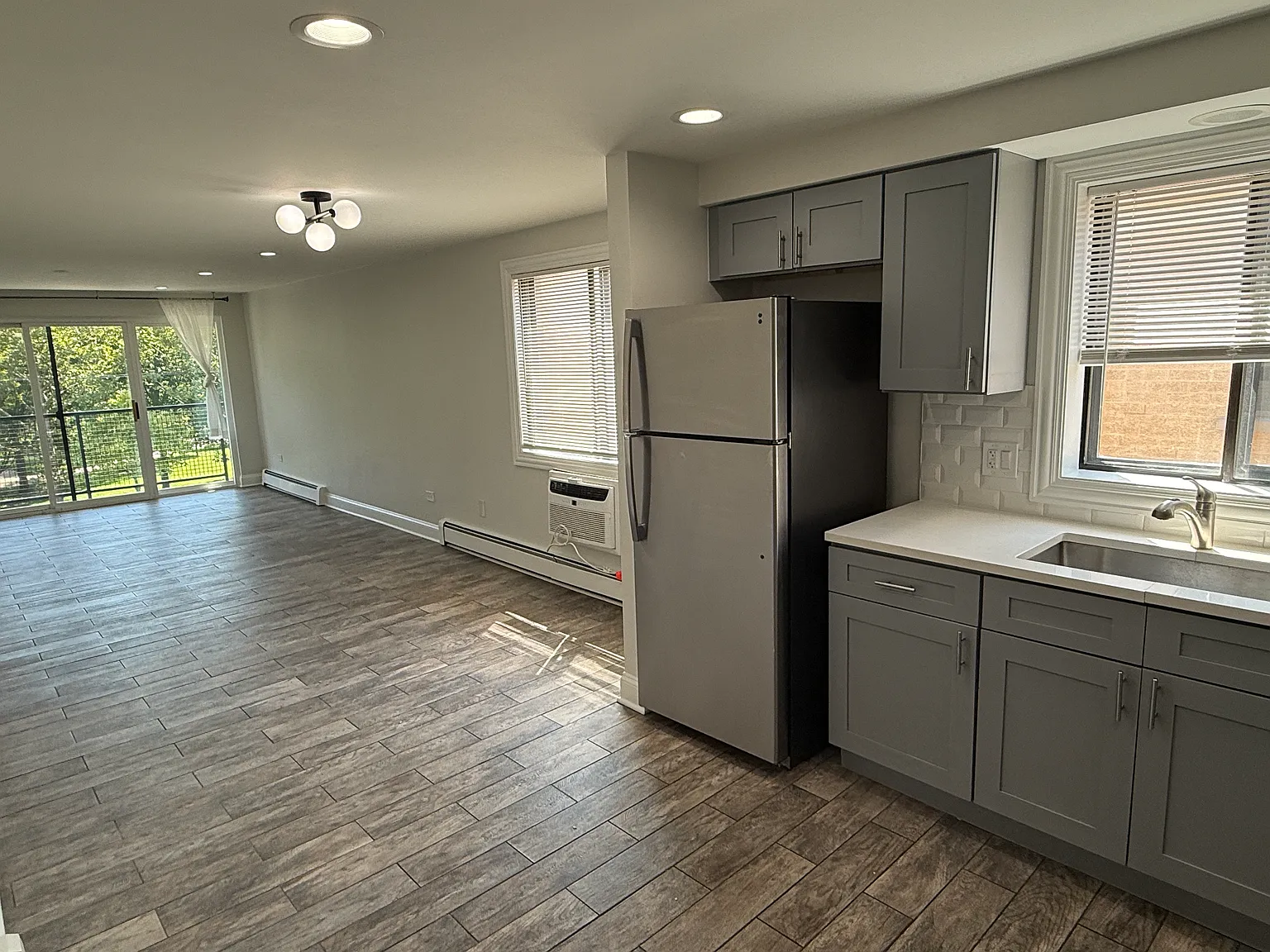 2 bed, 1200 sqft, $2,100 — Photo 4