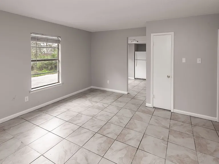 Royal Oaks Apartment Homes — Photo 10