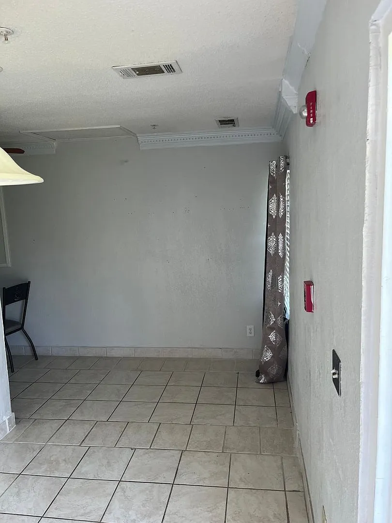 407 W Moore St — Photo 2