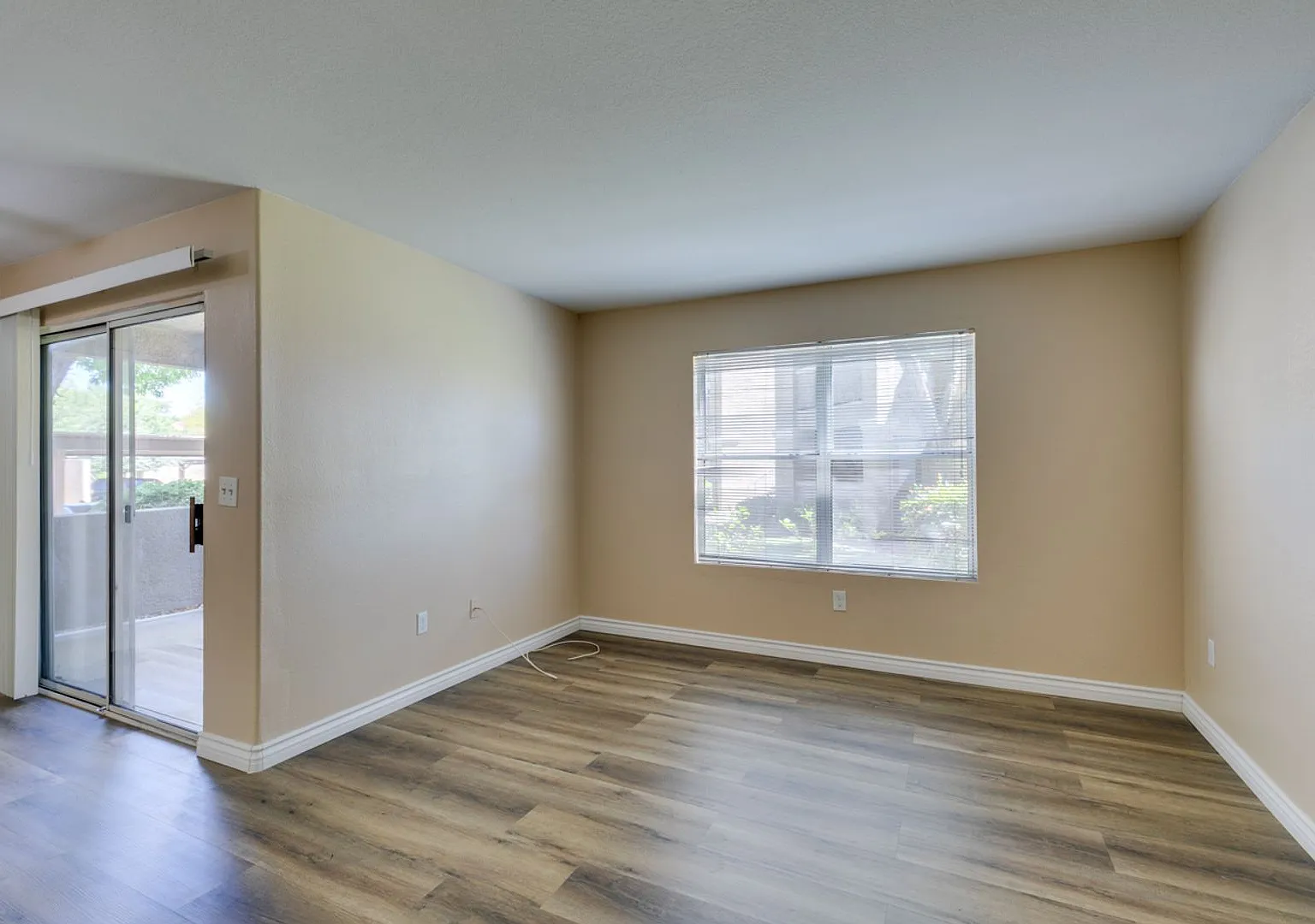 Beautiful 2Bed/2Bath First Floor Condo located in Silverado Ranch — Photo 4