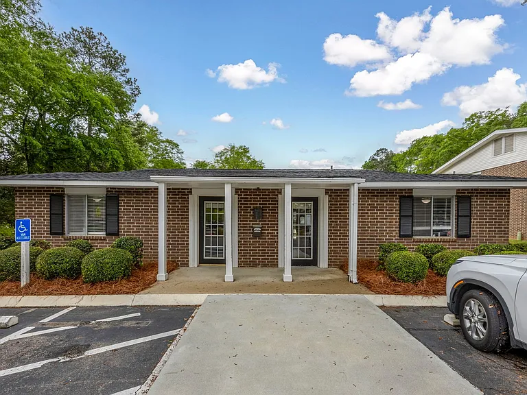 Landmark Woods Apartment Homes — Photo 4