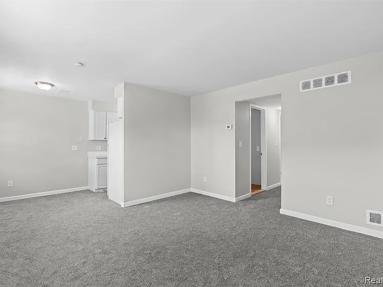 162 Princeton Dr — Photo 9