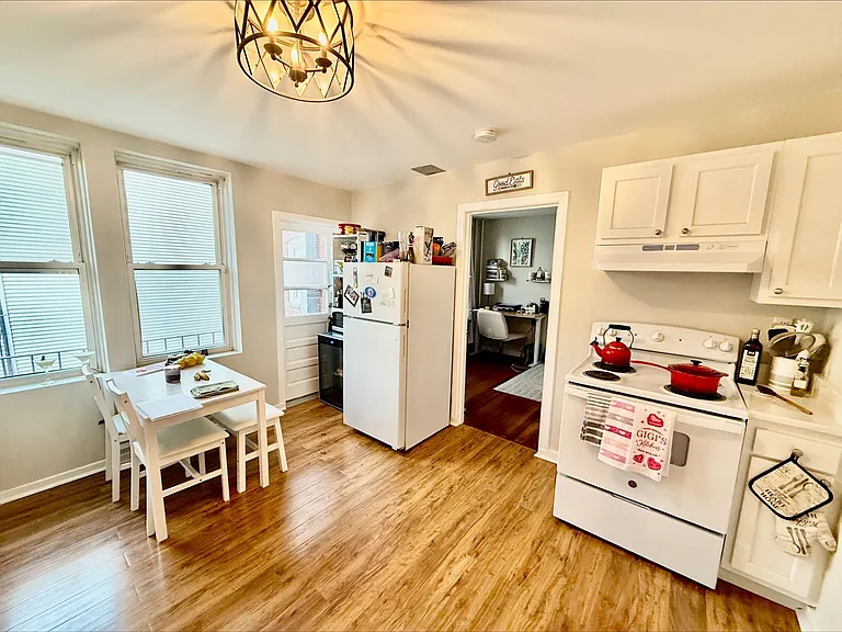 212 Hanover St #2 — Photo 8