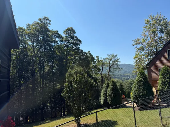 1228 Groveland Dr, Bluefield, WV 24701