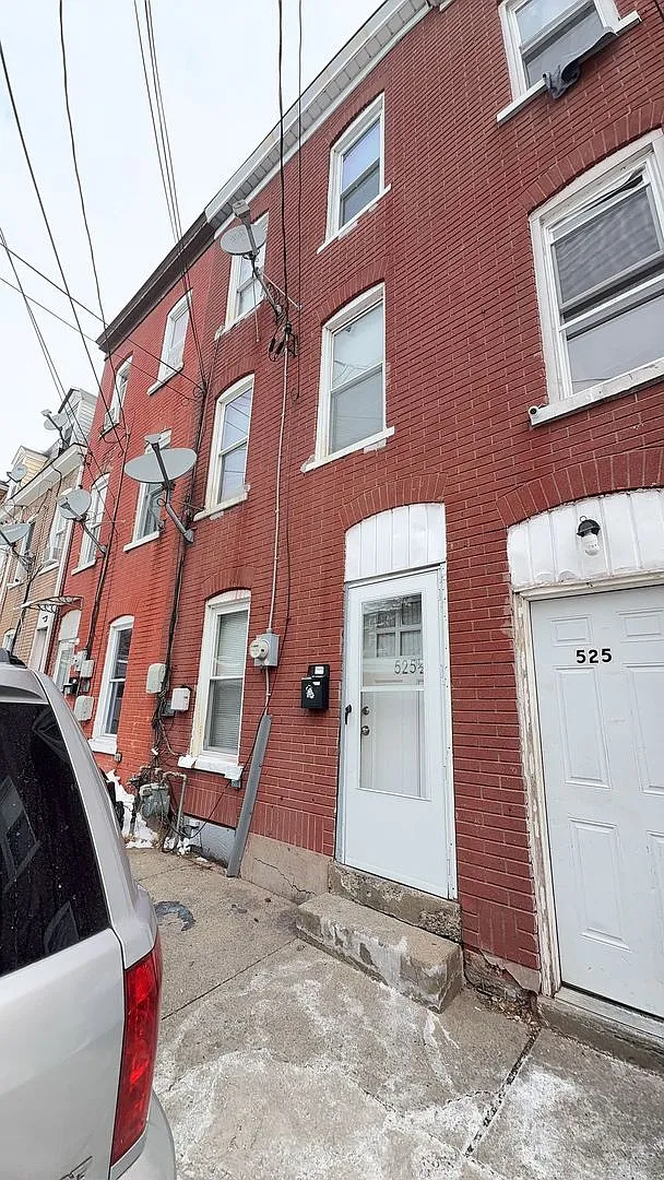 Spacious 4-bedroom, 1-bath brick home conveniently located in Allentown. — Photo 1