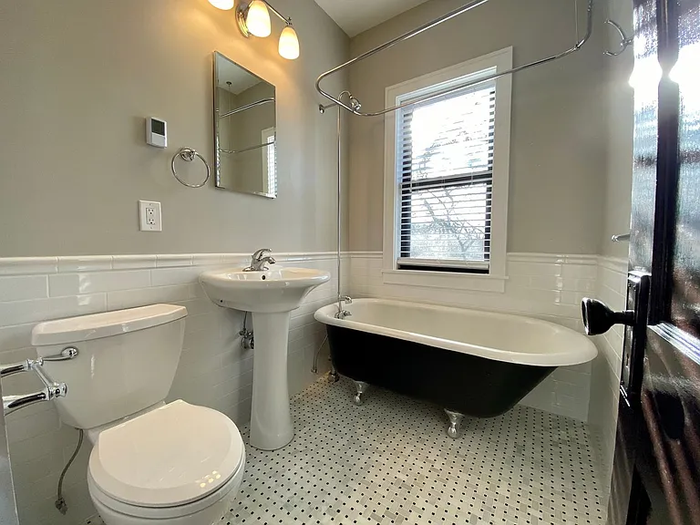 LorWest Flats — Photo 21