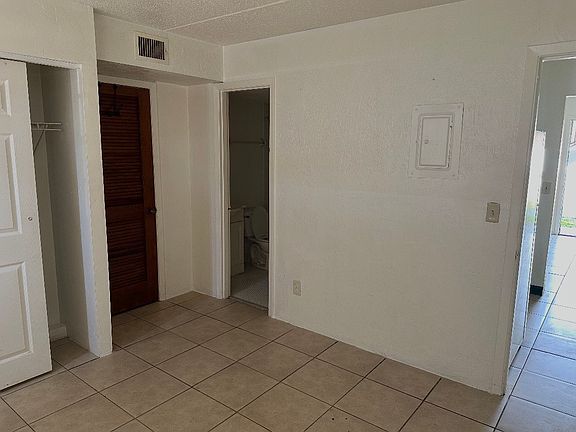 4th image of 359 Orange Blossom Dr #105