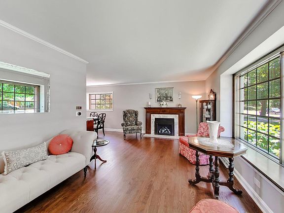 4th image of 623 S Arlington Heights Rd