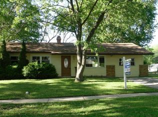 660 Edgemont Ln, Hoffman Estates, IL 60169