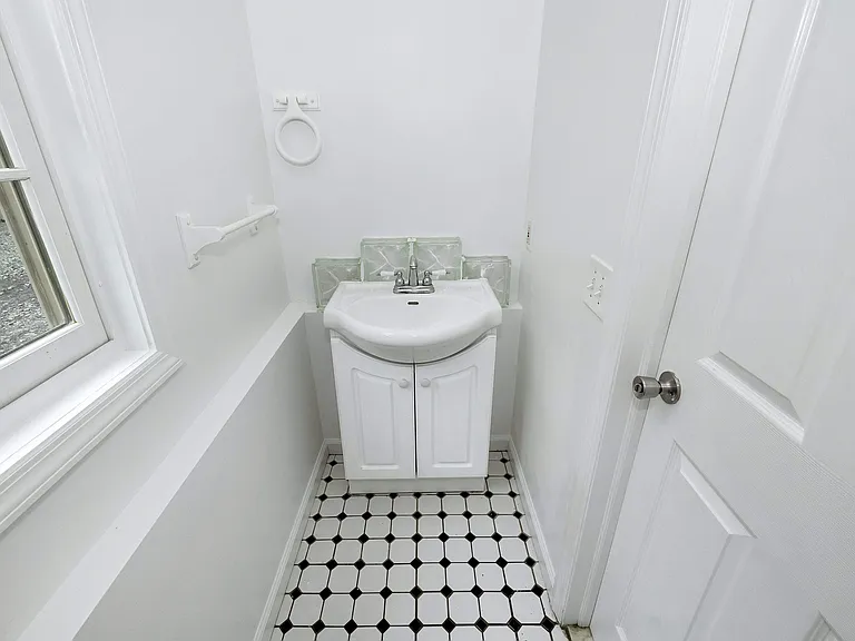 181 Washington St — Photo 9