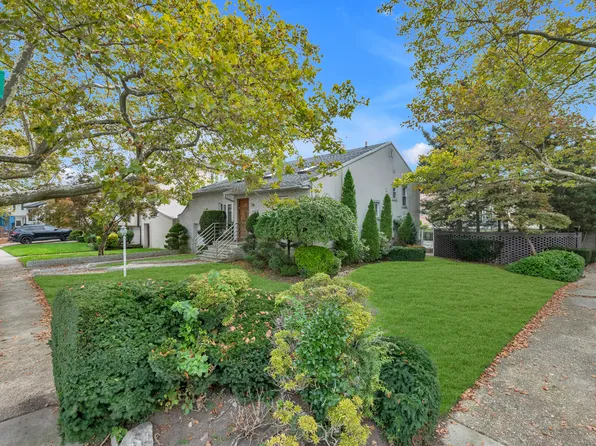 389 Mayfair Drive South image 2 of 17