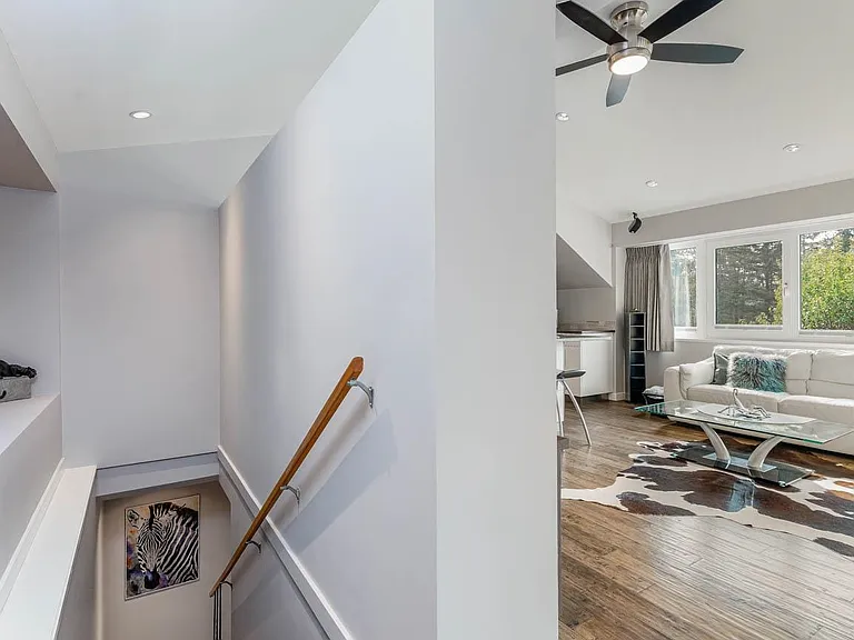 420 Tempe Cres #B — Photo 17