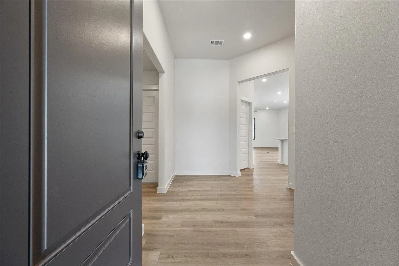 3 bed, 1760 sqft, $2,400 — Photo 2